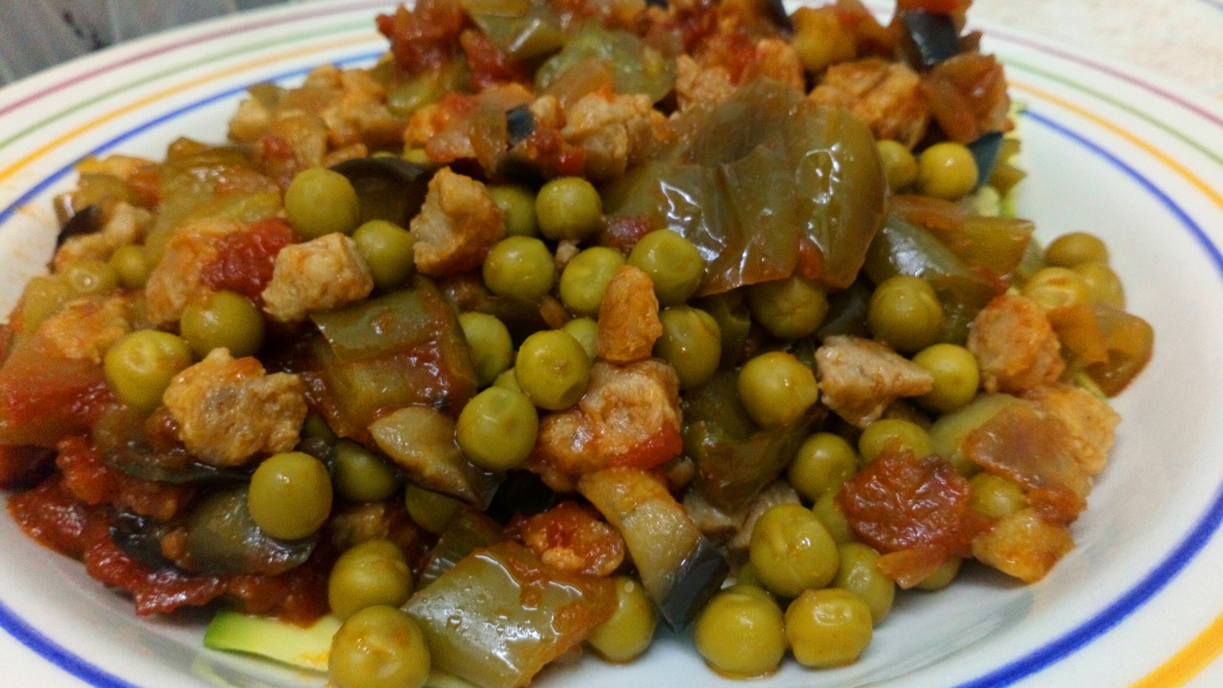Guisantes con verduras y salsa boloñesa