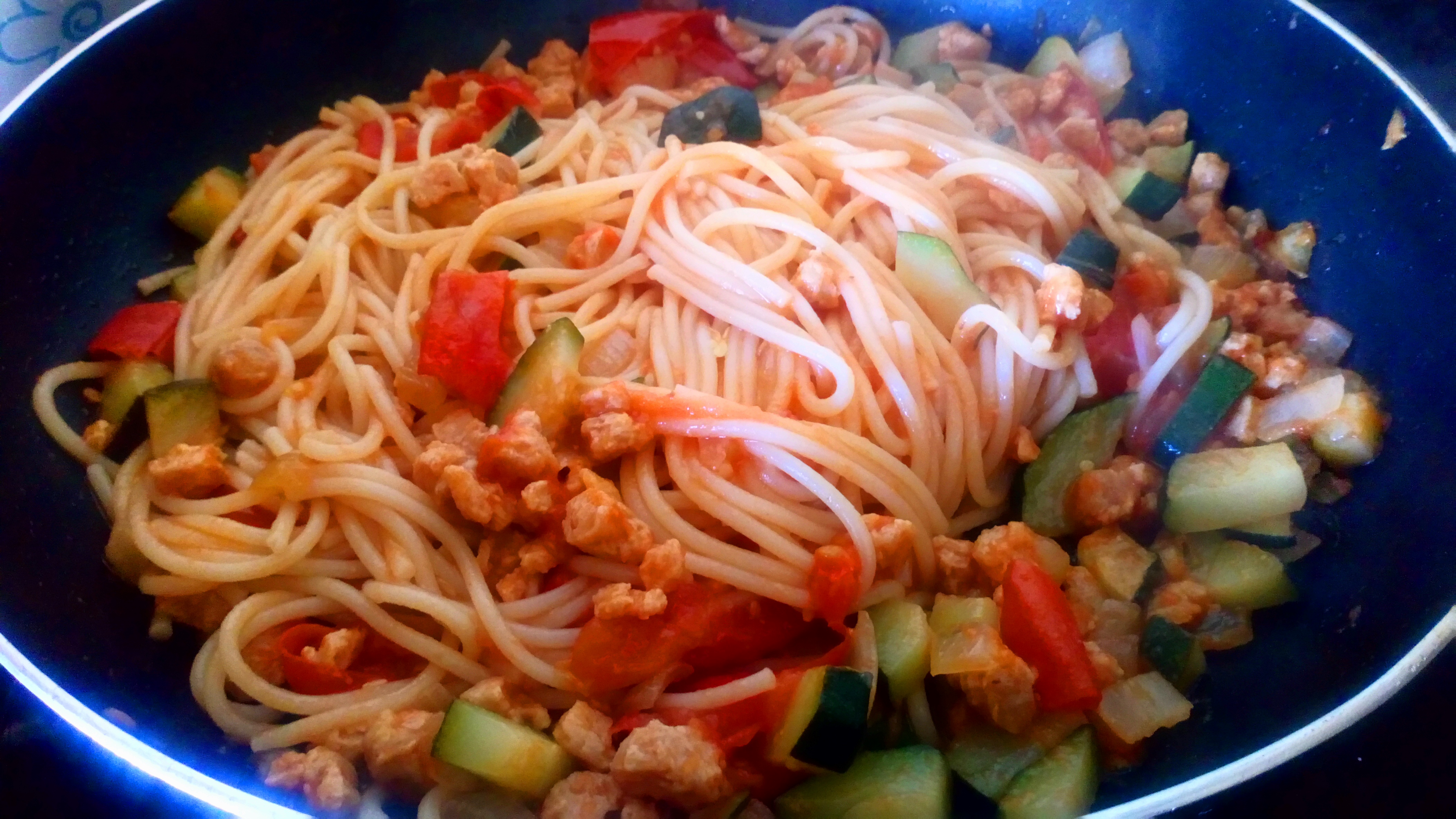 Espaguetis con «carne» vegana y verduras