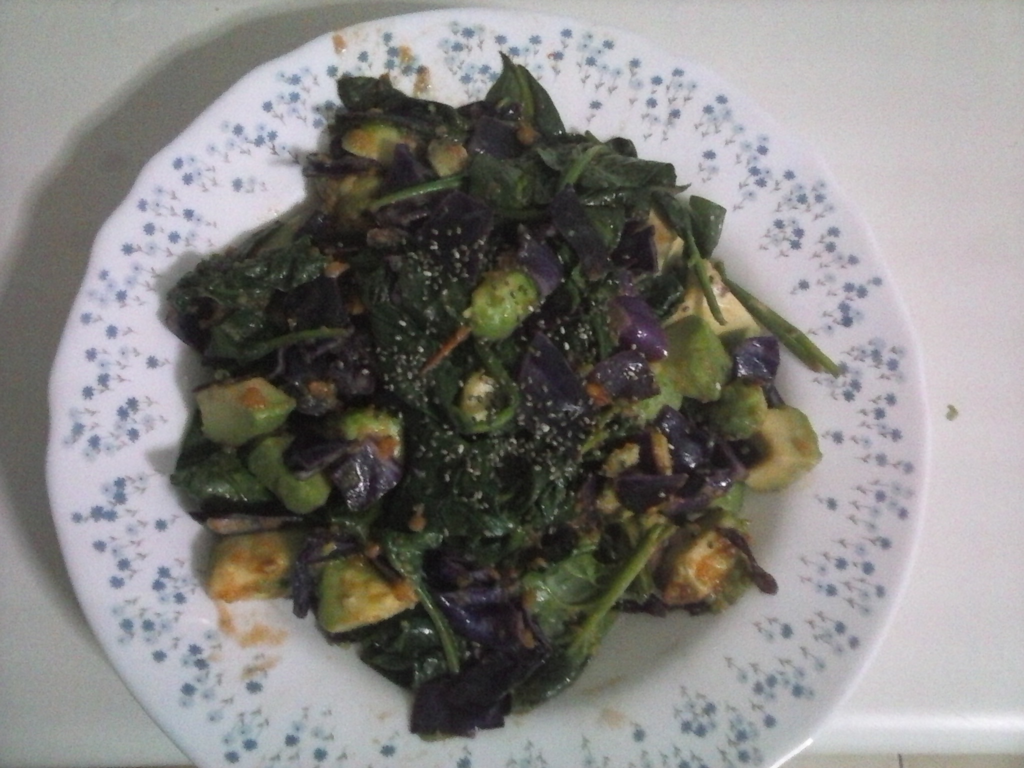 Espinacas salteadas con pasas, nueces y chía