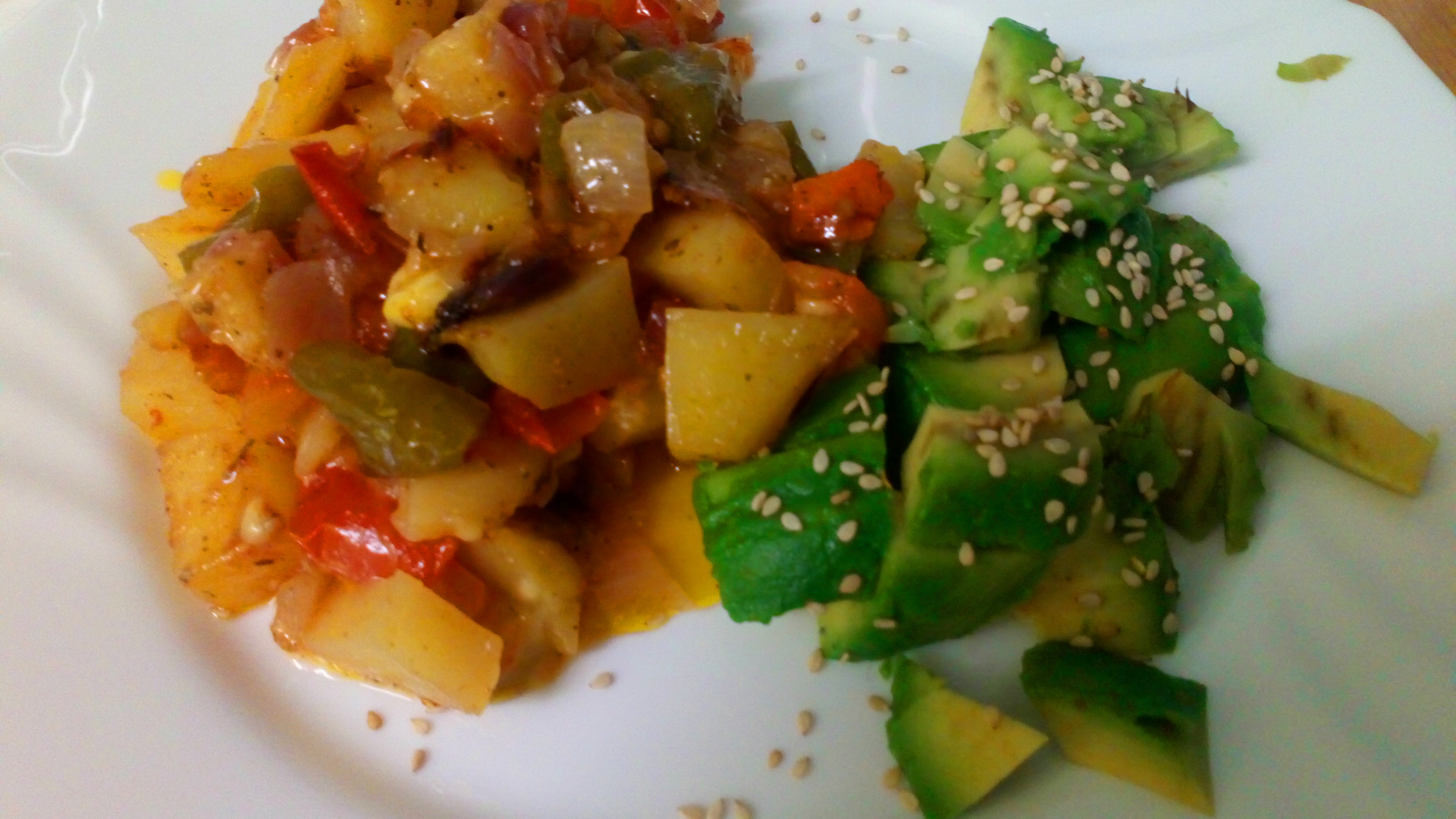 Verduras salteadas con aguacate y semillas de sésamo