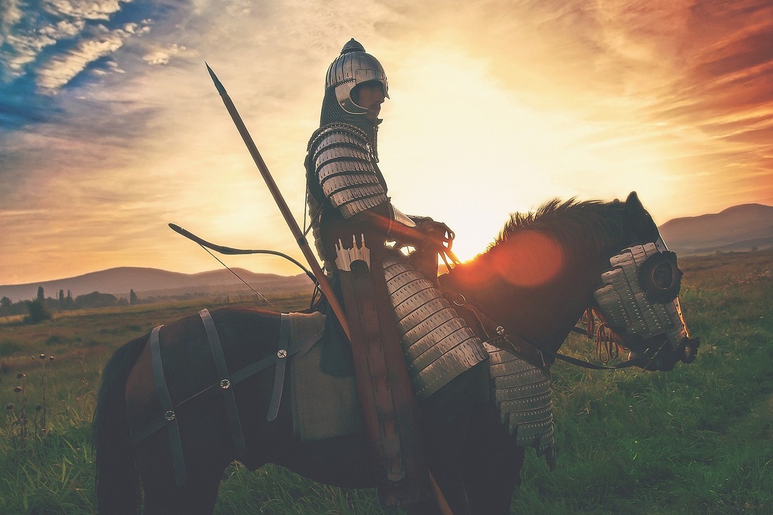Un caballero medieval en un caballo