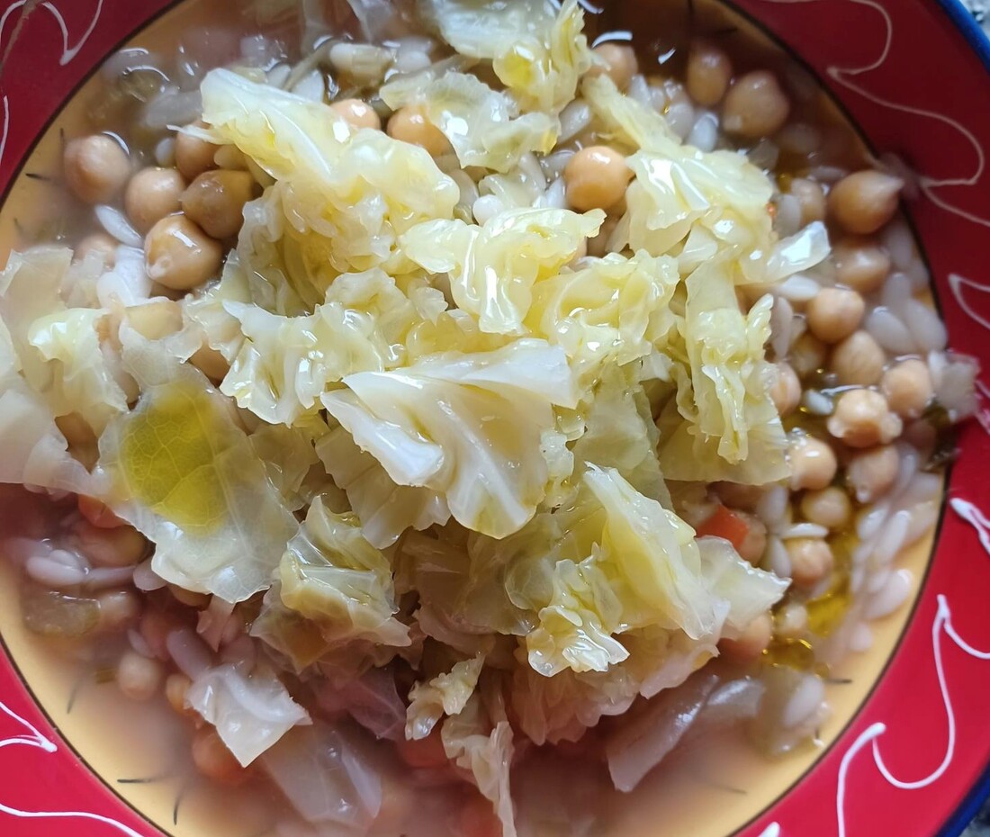 Garbanzos con sopa y repollo