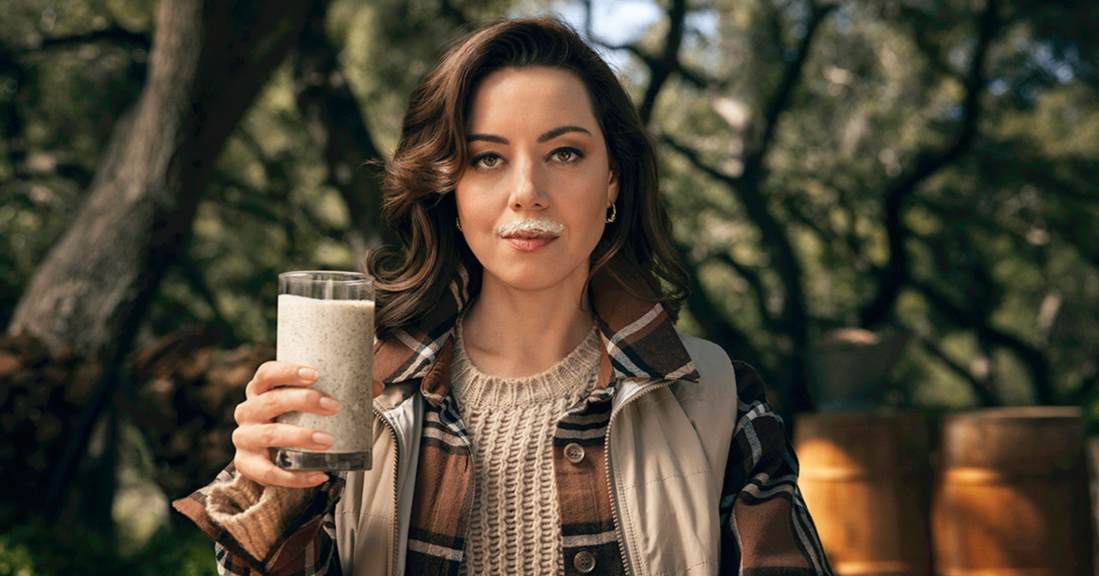La actriz Aubrey Plaza ridiculiza las leches vegetales en una campaña de la industria láctea