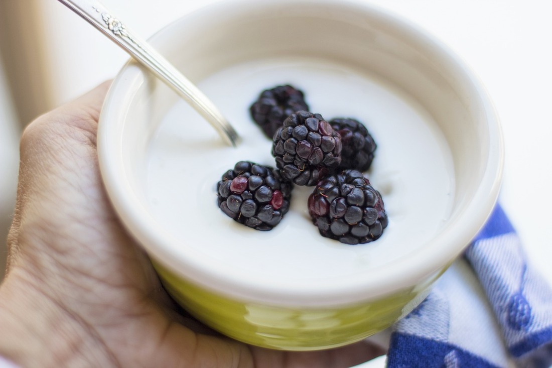 Un yogur de almendras puede ser más sano y sostenible que uno lácteo