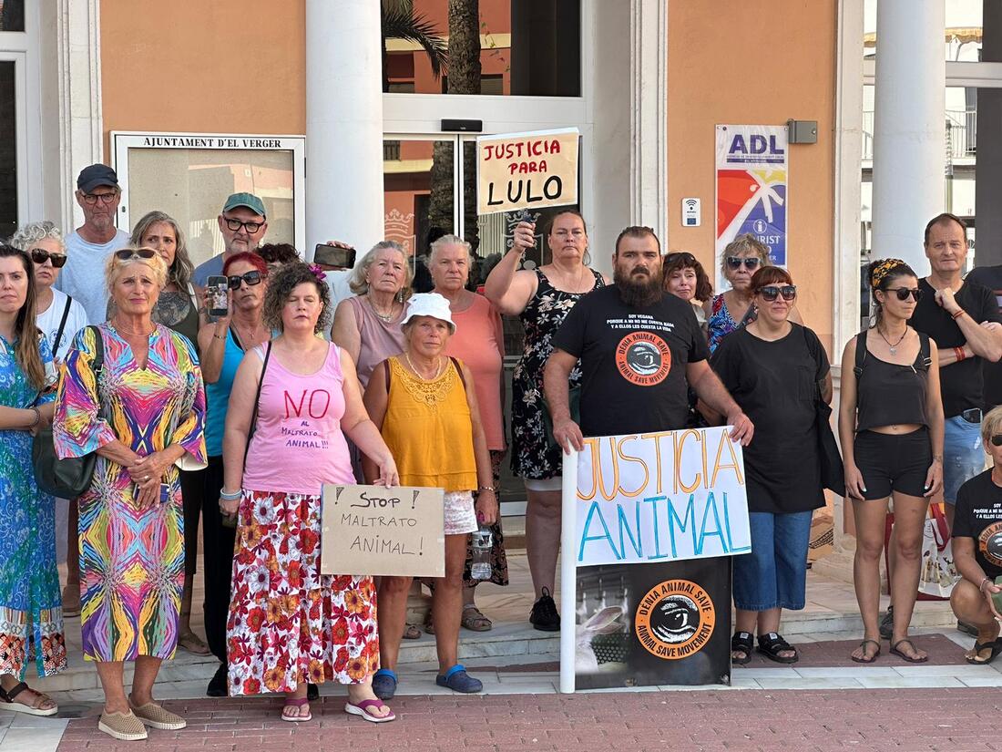 Activistas protestan en El Verger tras los últimos casos de maltrato animal