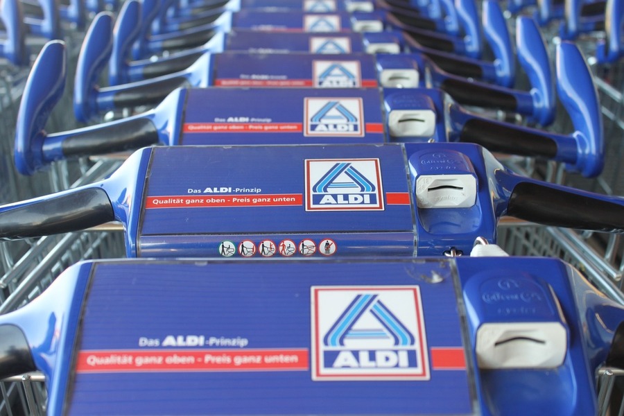 Igualdad Animal pide a Aldi que elimine las jaulas de su cadena de suministro desde Berlín