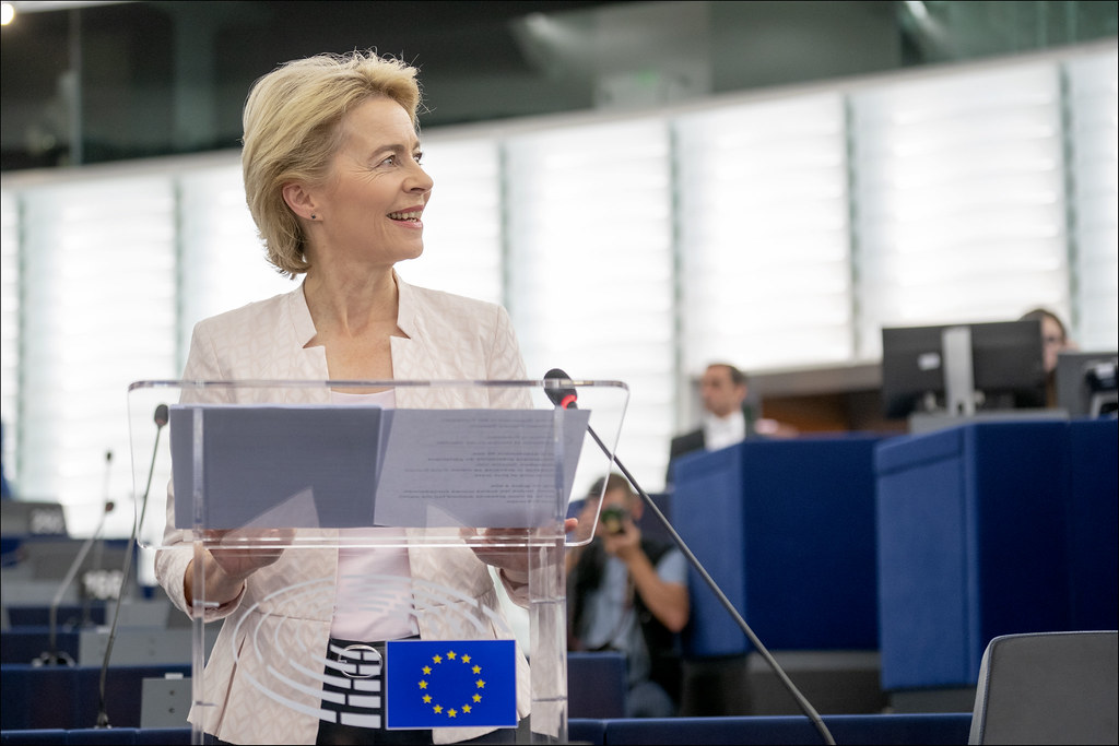 Ursula Von der Leyen, «distinguida» por proponer la rebaja de la protección del lobo