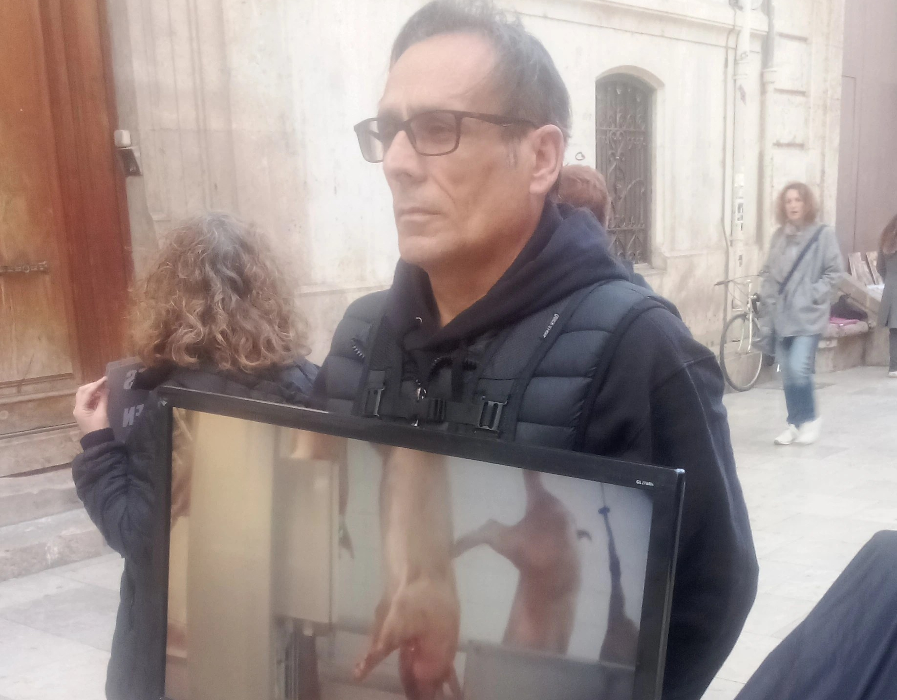 Activistas muestran en el centro de Valencia la realidad de los animales explotados