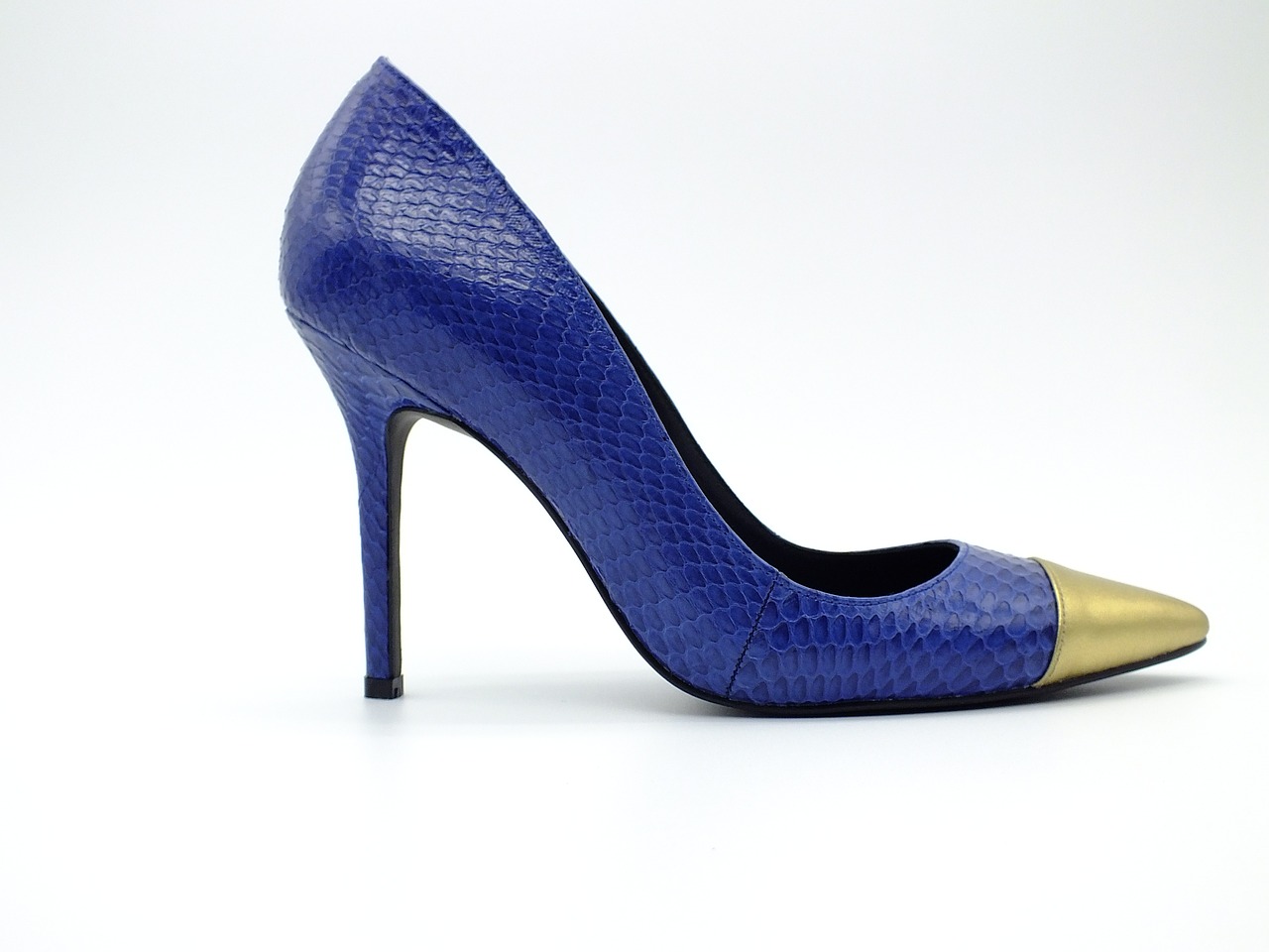 El verdadero precio de unos zapatos de piel: PETA revela la crueldad de las granjas de serpientes y cocodrilos en Asia