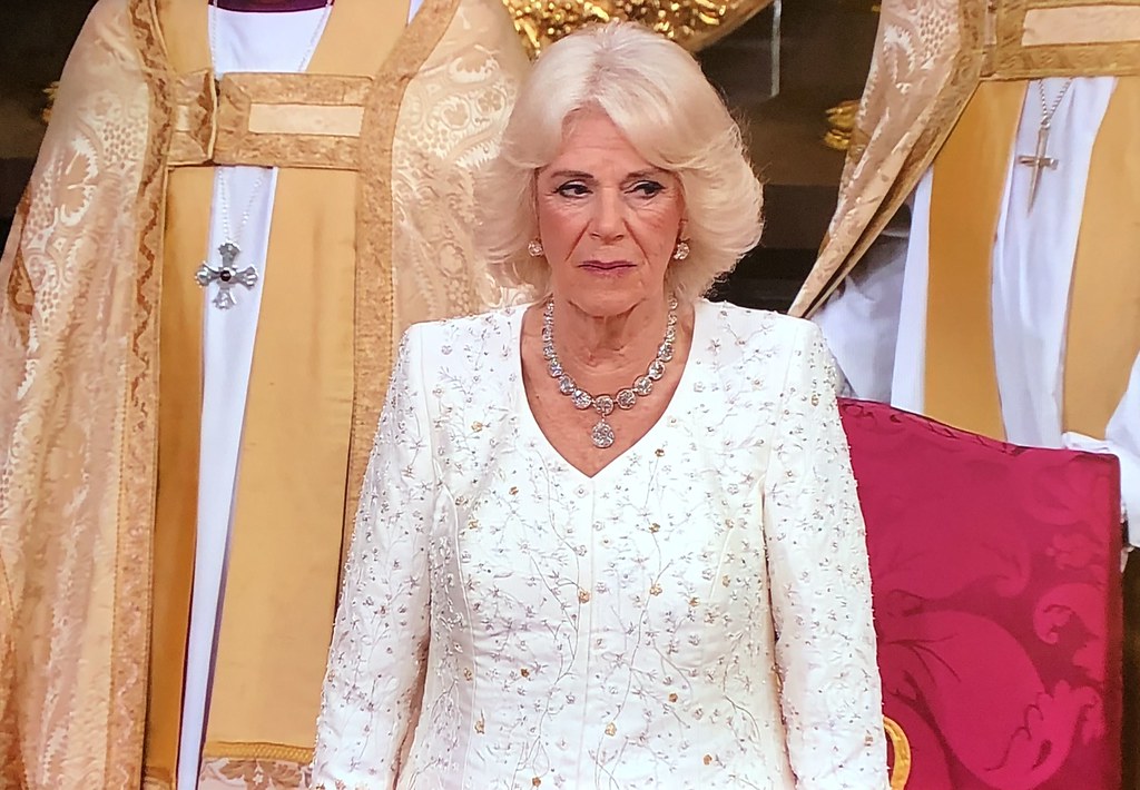 La reina Camila deja de vestir con pieles, pero la Guardia Real sigue usando gorros de oso