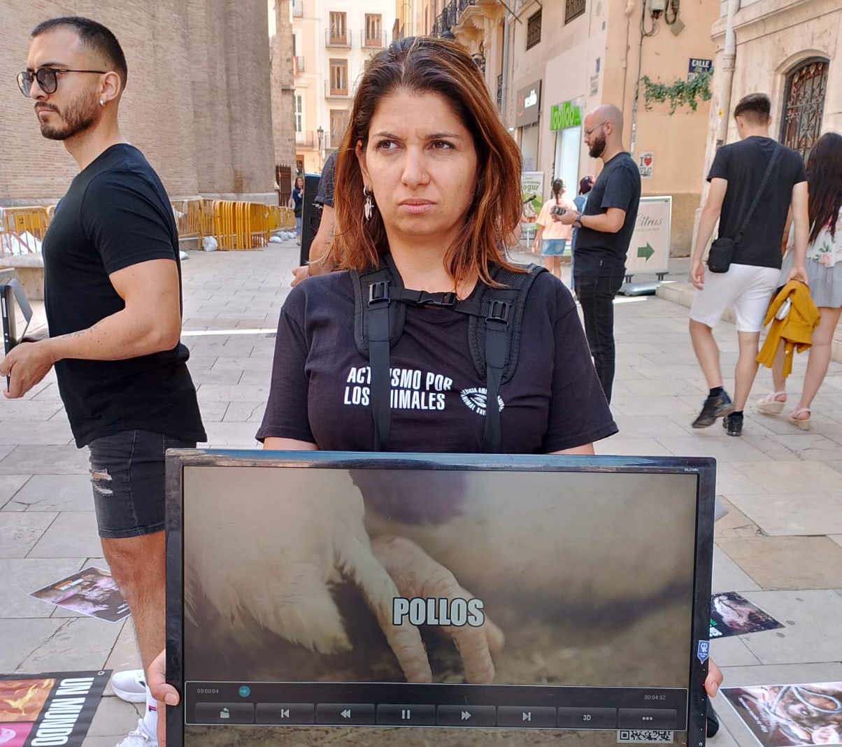 «Una vez que visibilizas el dolor, es difícil seguir poniendo excusas»: València Animal Save vuelve a salir a la calle para mostrar la explotación animal