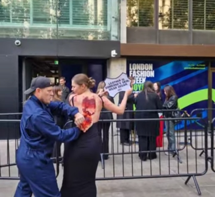 Activistas protestan contra el cuero en la Semana de la Moda de Londres