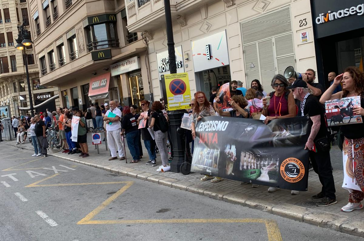 El movimiento antitaurino valenciano se concentra contra la corrida de este 9 de octubre