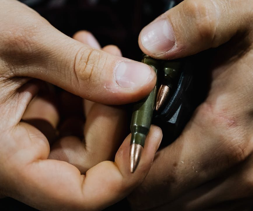 El ministro de Agricultura cede a los intereses del lobby cinegético y pide mantener el plomo en el campo