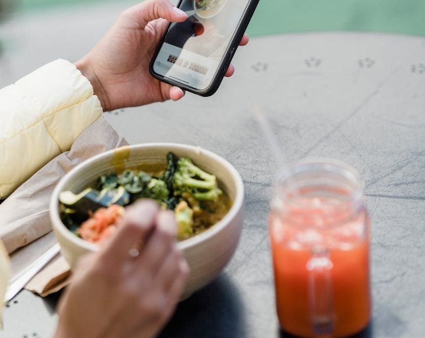Influencer fotografía una ensalada un un zumo