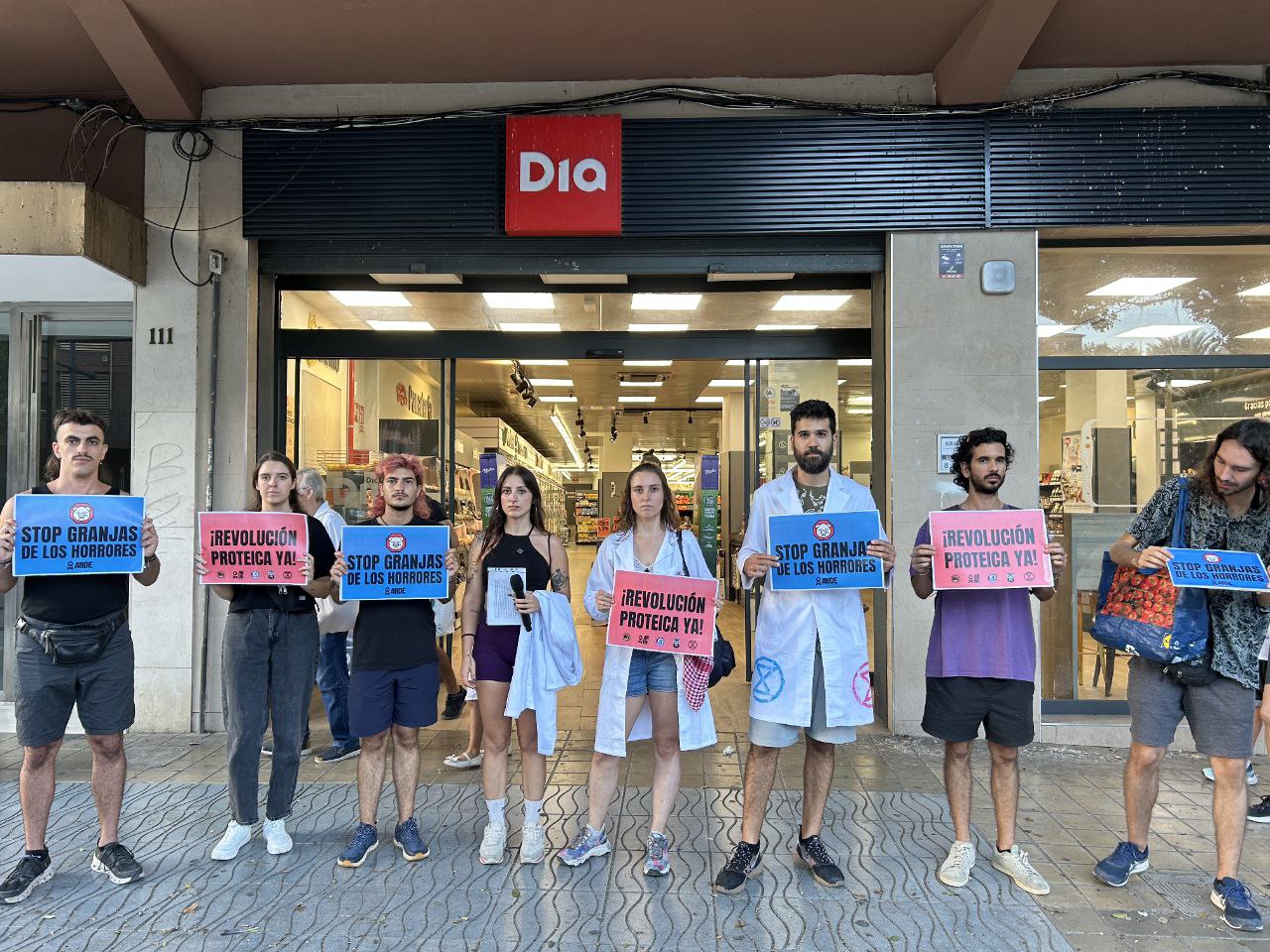 Grupos sociales y científicos se manifiestan por la ‘Revolución Alimentaria’ en los supermercados valencianos