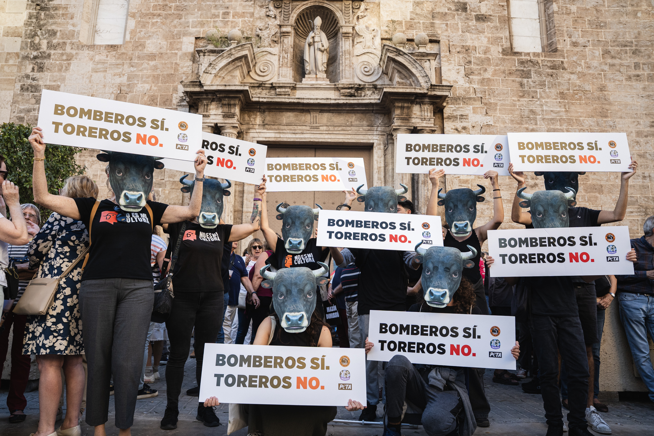 Activistas se concentran un año después de la DANA bajo el lema «Bomberos sí, toreros no»