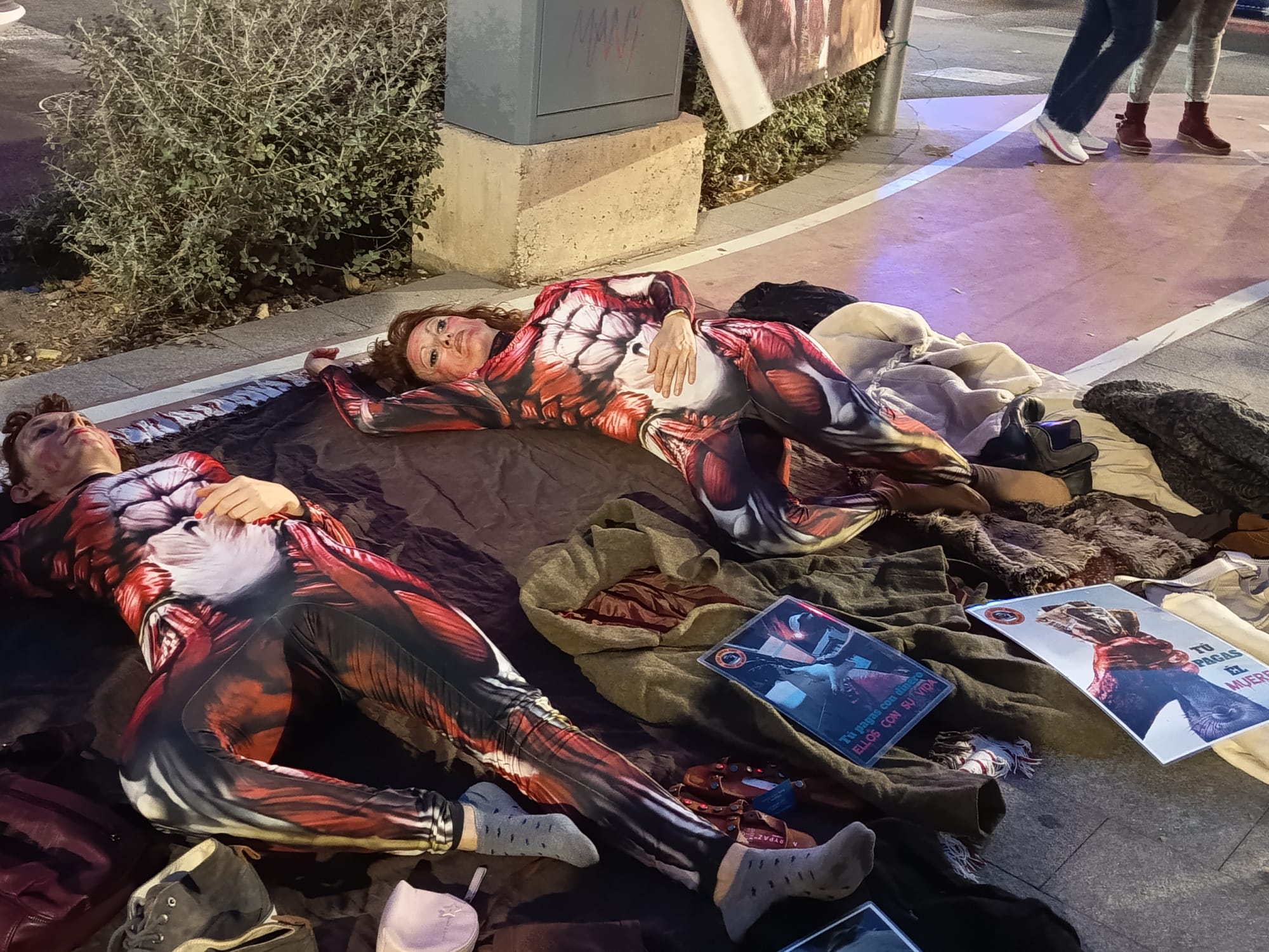 Performance contra la industria peletera en Alicante