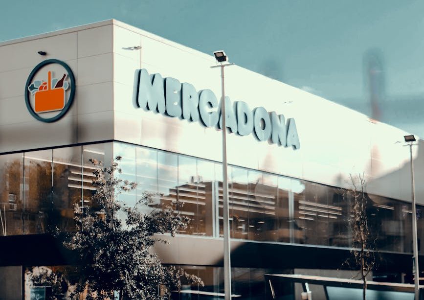 Igualdad Animal exige a Mercadona que elimine las jaulas de su cadena de suministro