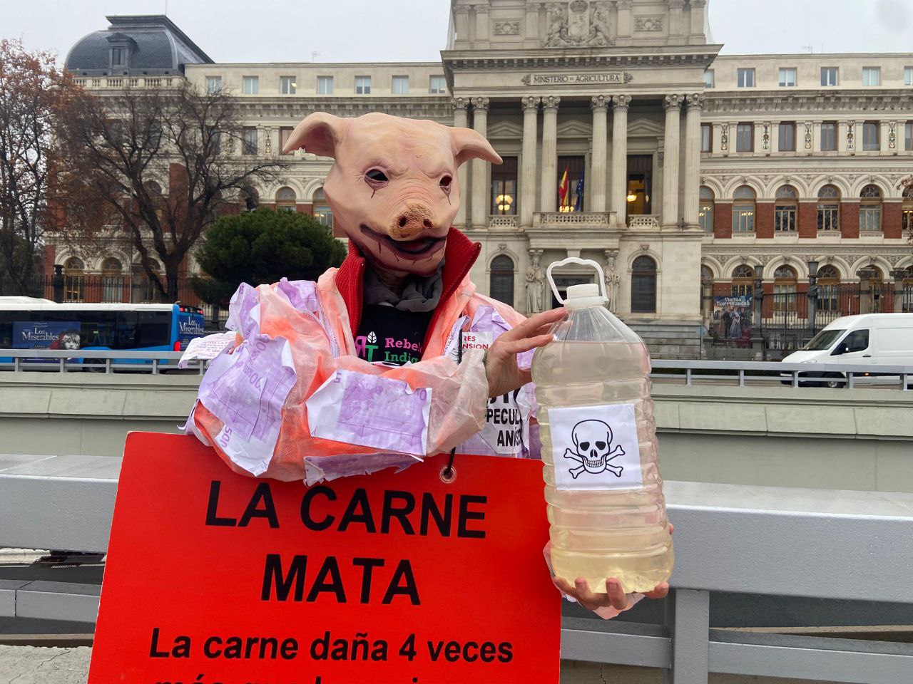 Activistas vierten agua contaminada ante el Ministerio de Agricultura, al que acusan de actuar al servicio del lobby ganadero