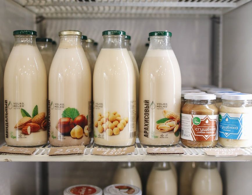 Botellas de leches vegetales en la nevera