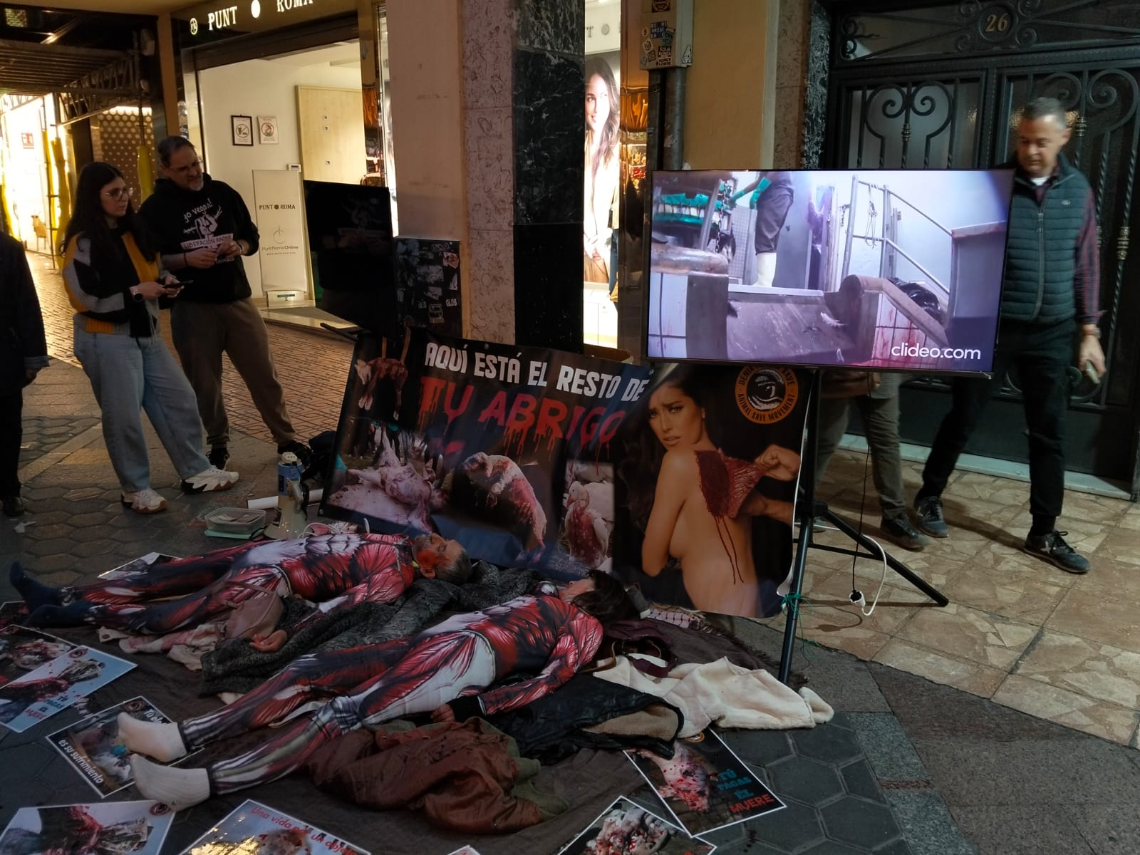 Activistas contra la industria peletera en Benidorm