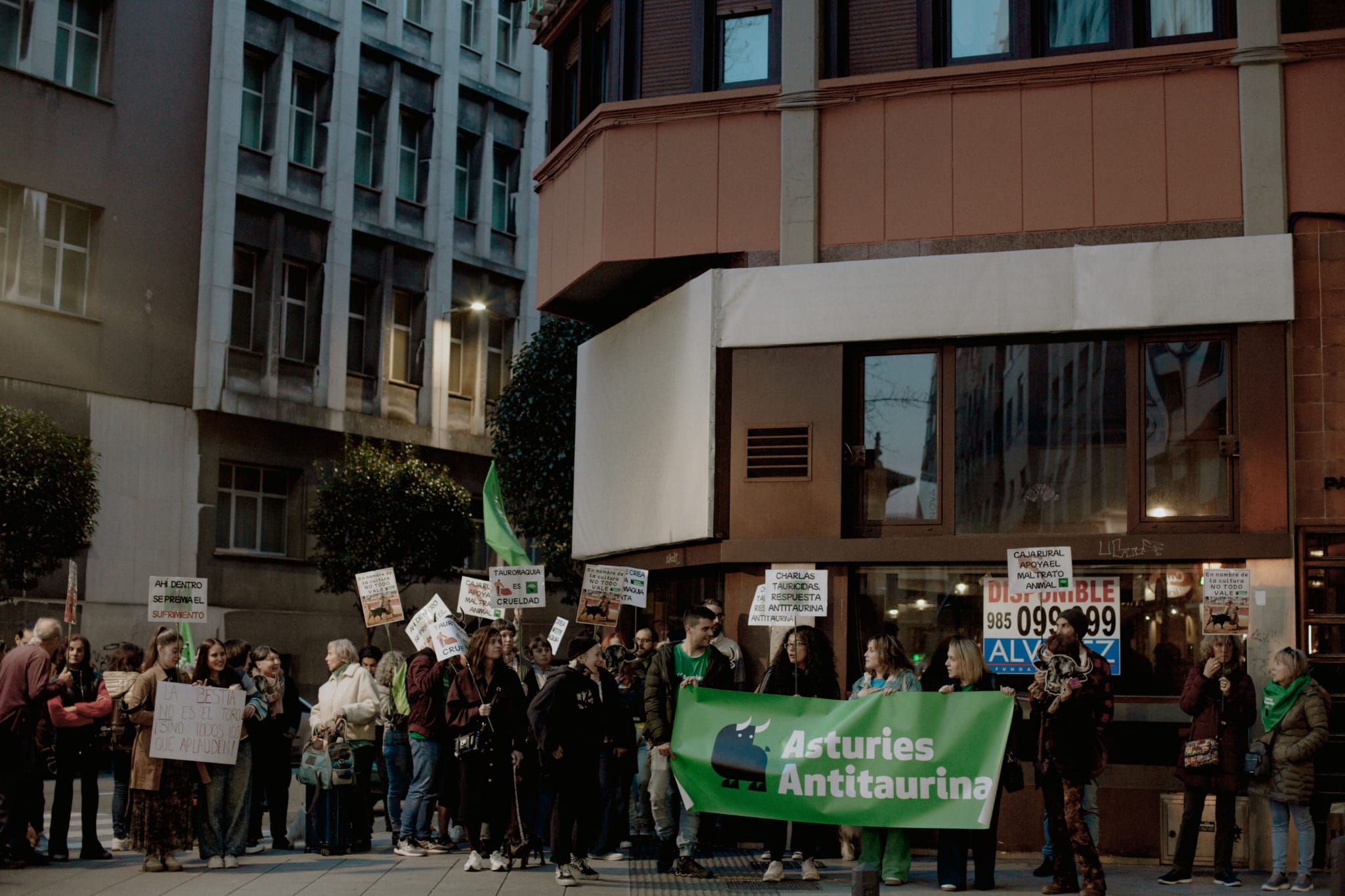 Casi un centenar de personas protestan por el ciclo de charlas taurinas organizadas en Caja Rural Gijón