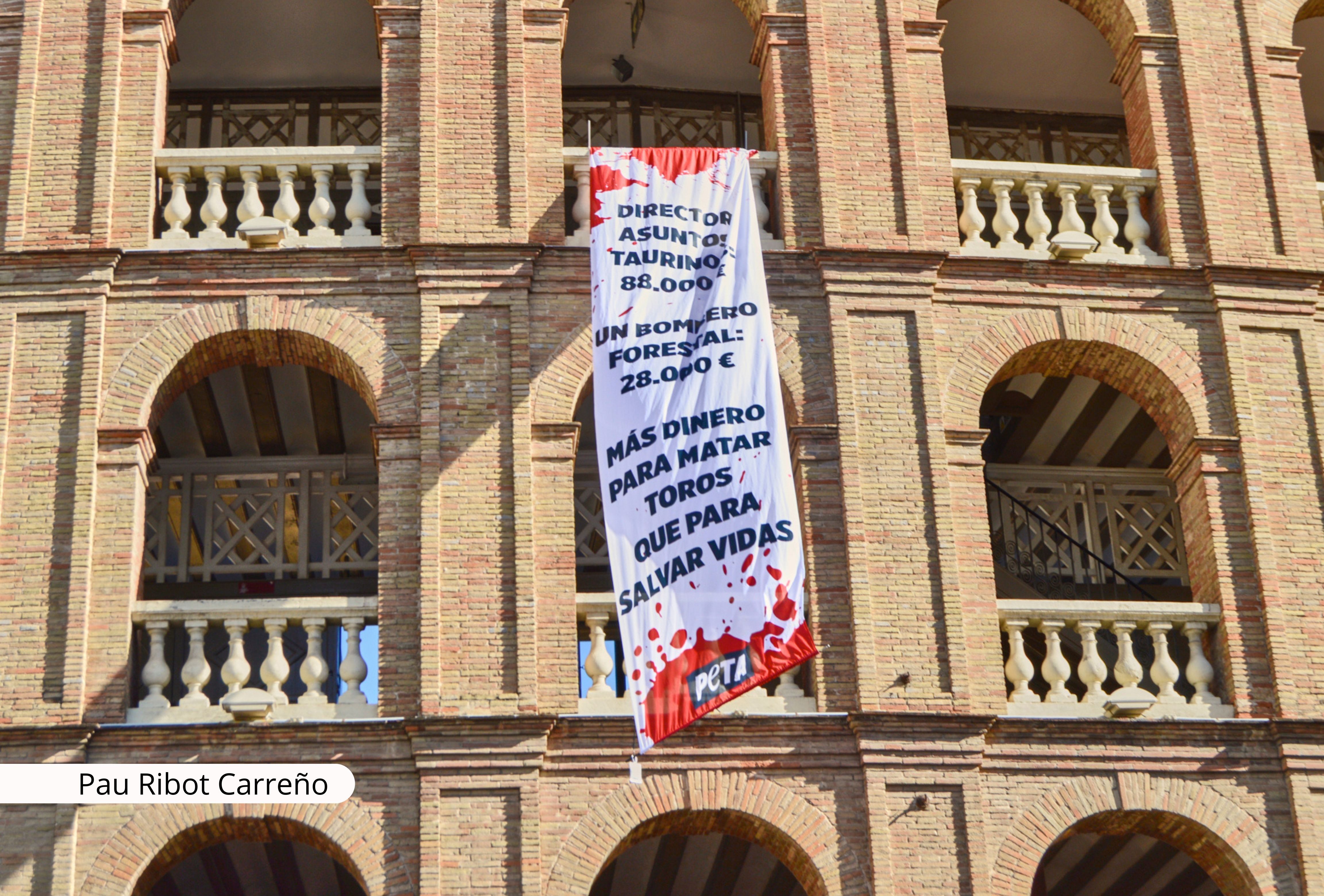 Pancarta antitaurina de PETA en Valencia