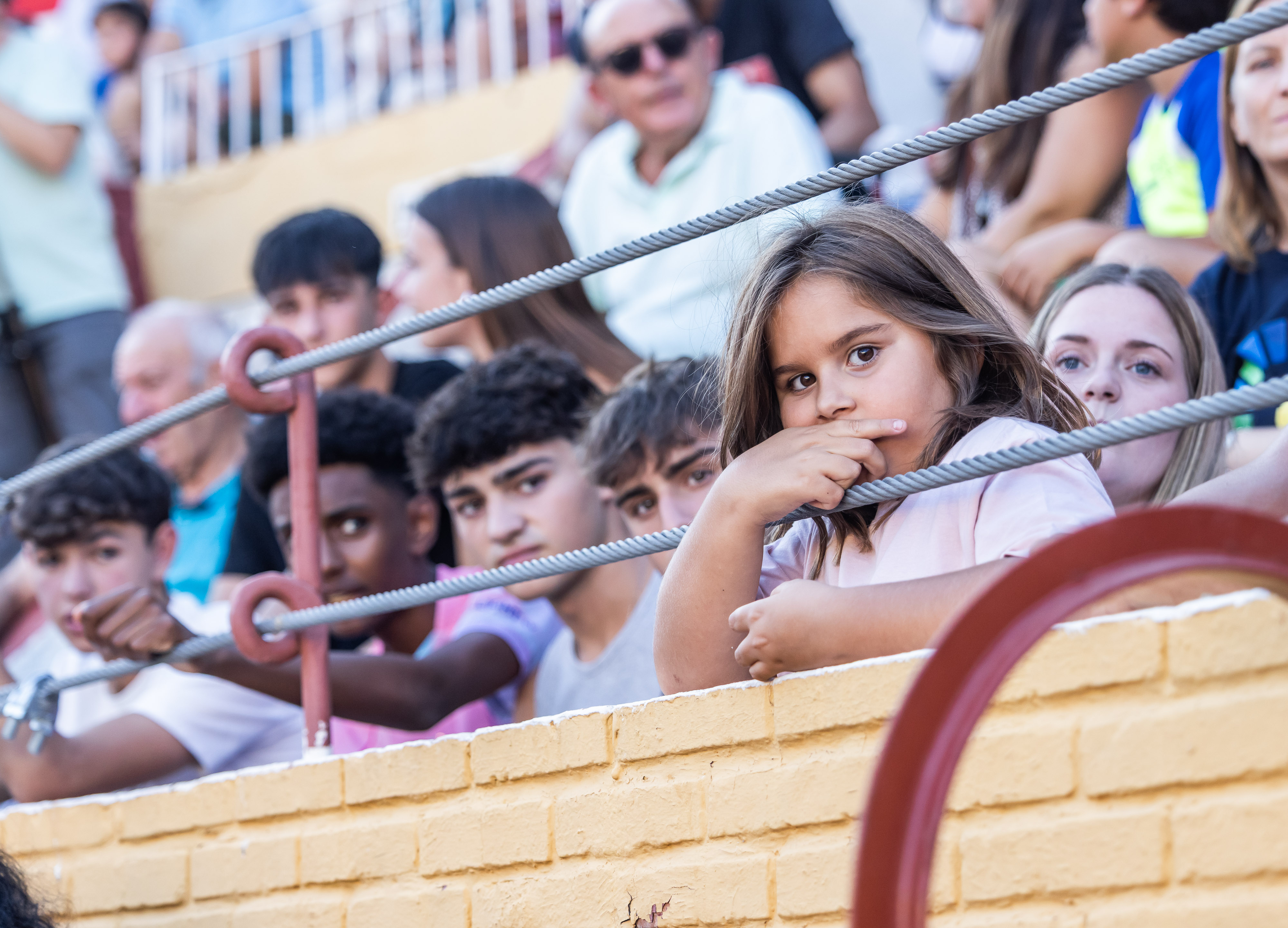 Niños y niñas presencian una corrida de toros