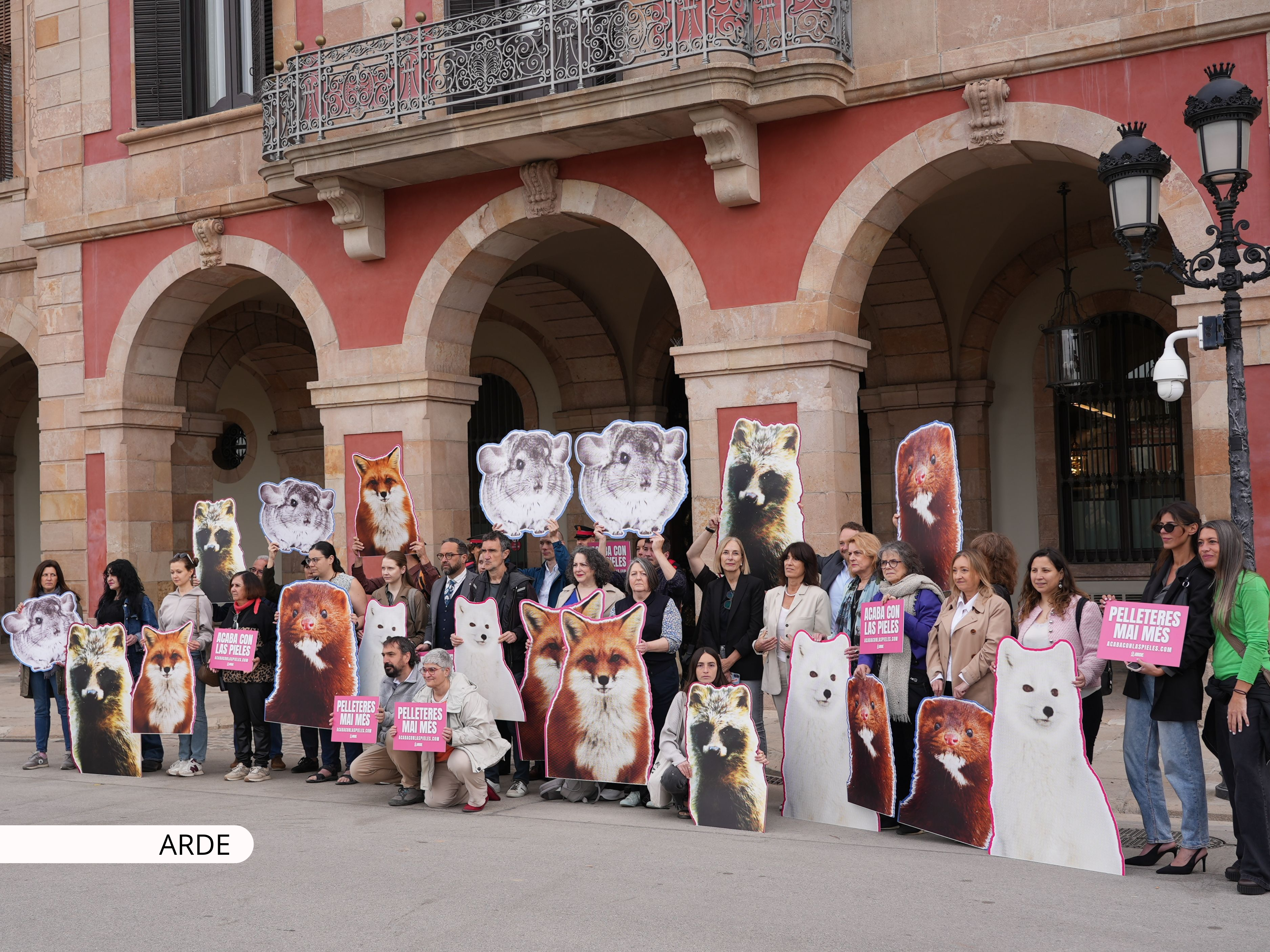 Diputados y asociaciones piden la prohibición de las granjas peleteras en Cataluña