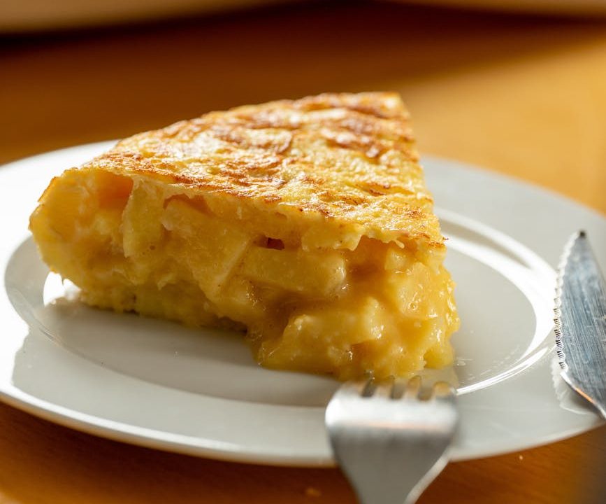 Un trozo de tortilla de patata en un plato