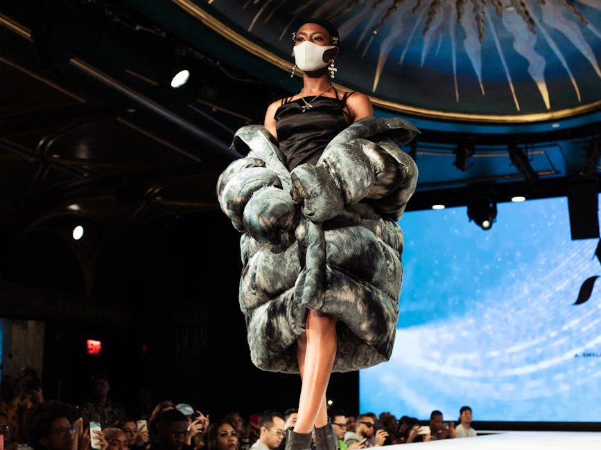 Modelo en una pasarela con un abrigo