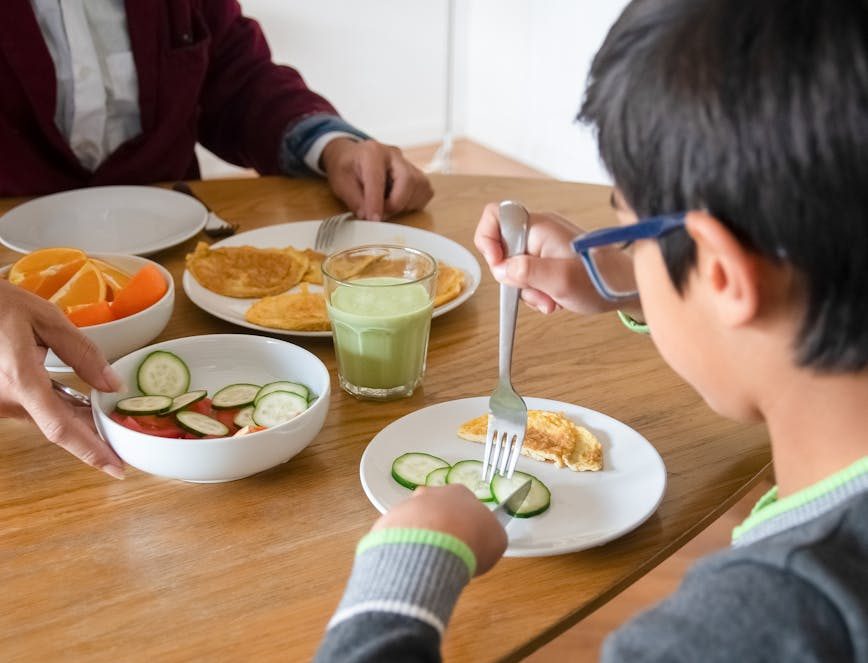 Un niño desayuna comida saludable