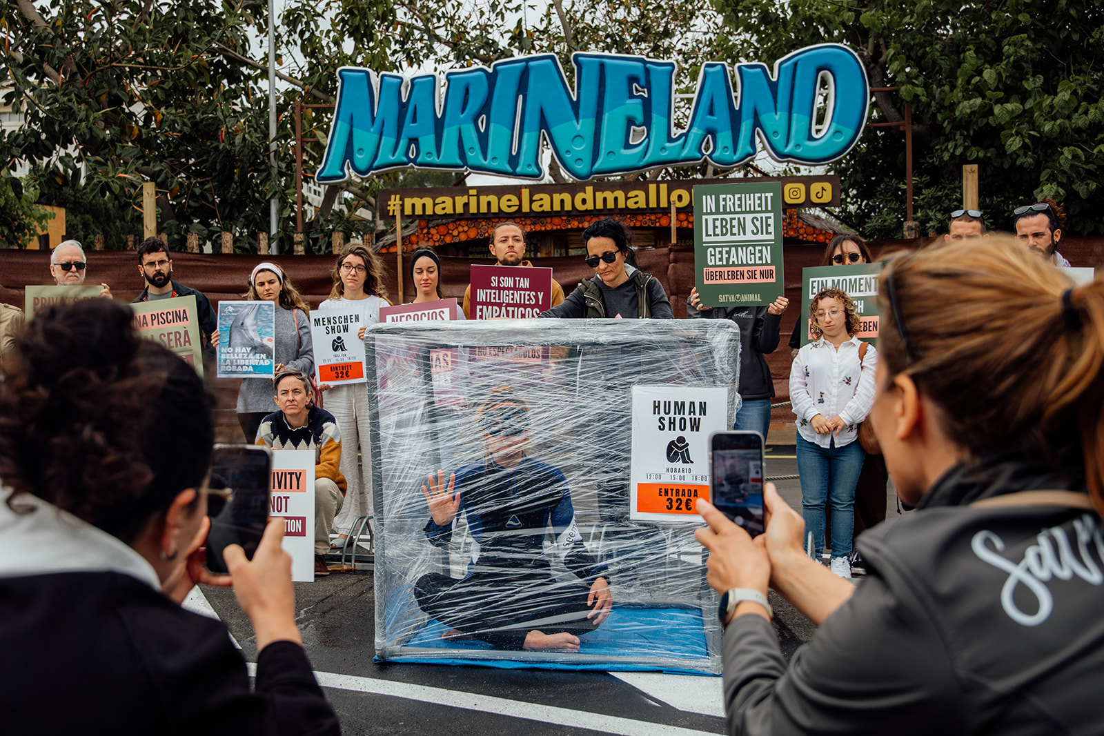 Activistas por los animales frente a Marineland Mallorca