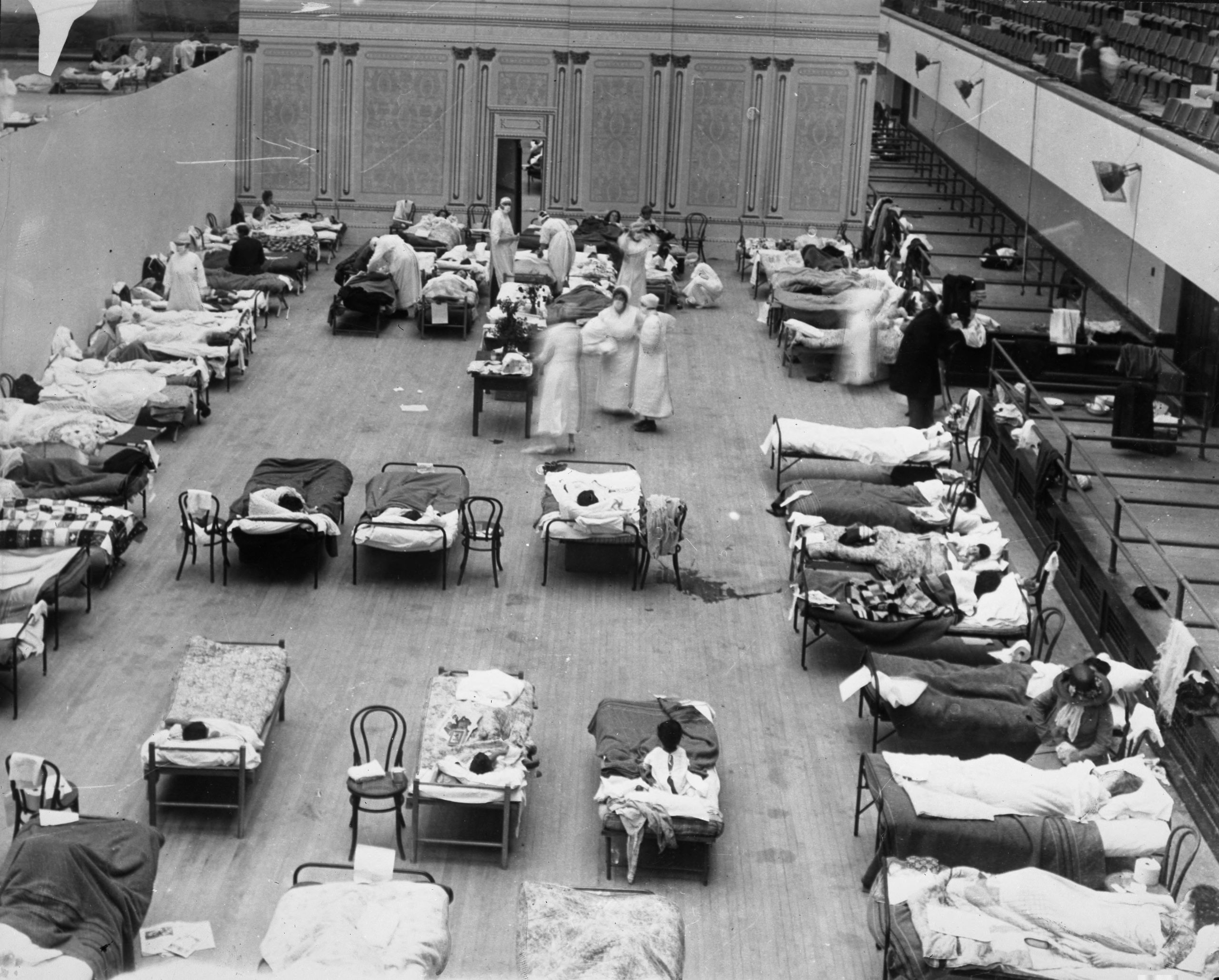 El auditorio municipal de Oakland convertido en improvisado hospital en 1918.