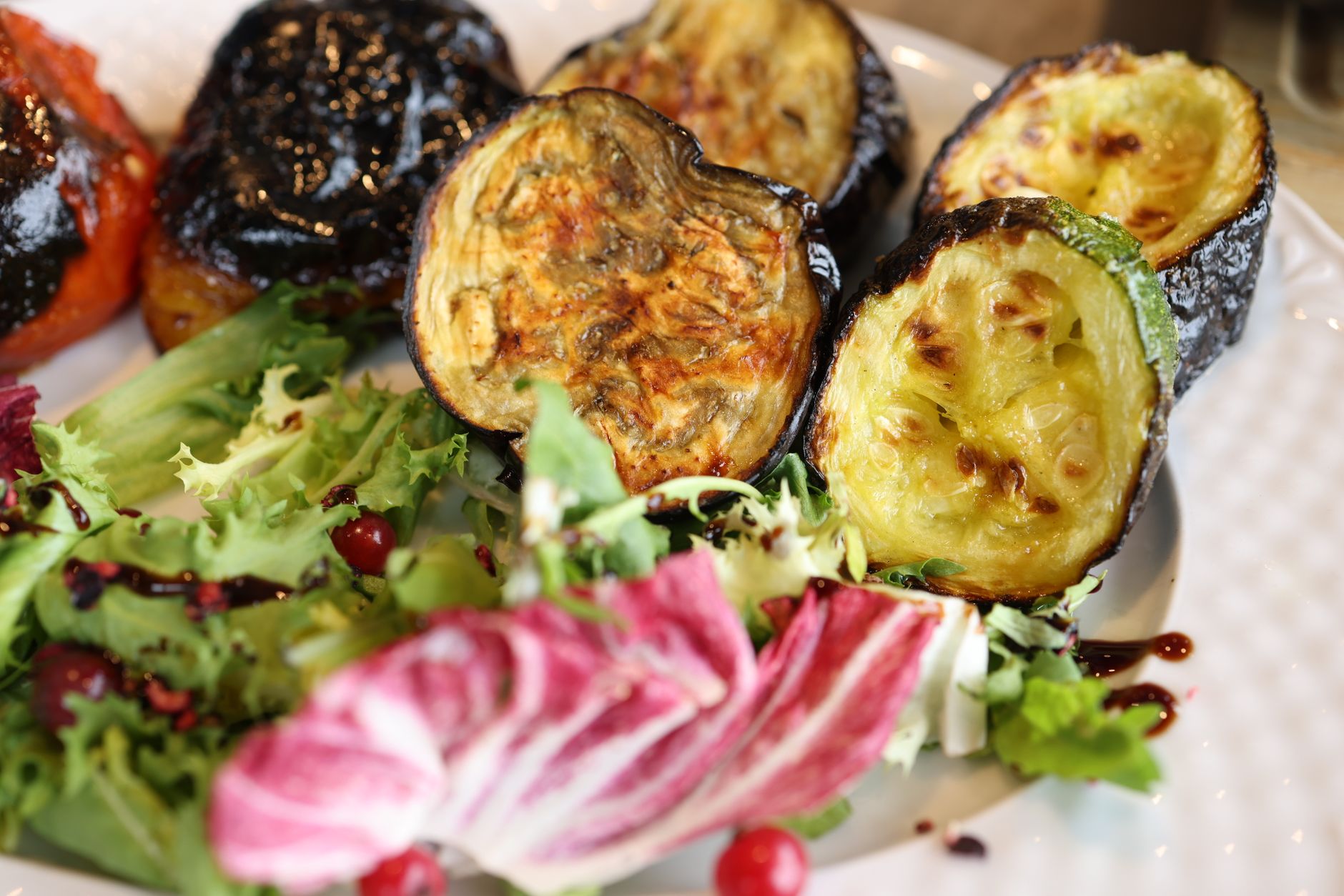 Berenjena rebozada y hojas de lechuga