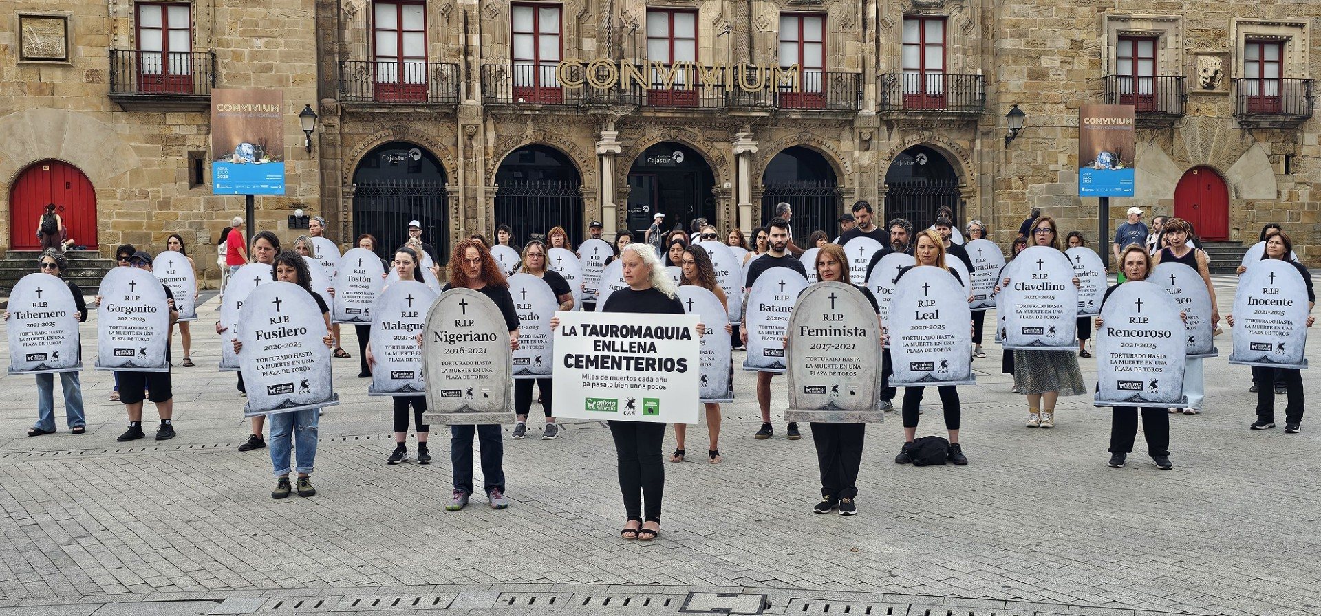 Acción en memoria de los toros muertos en la feria taurina de Gijón