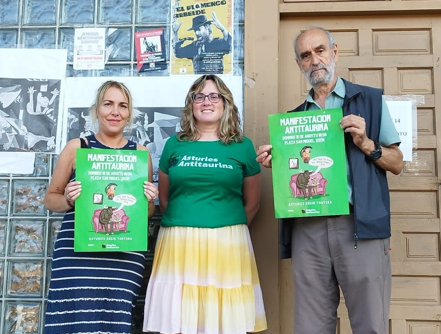 Denuncian el uso de marquesinas para una campaña publicitaria taurina en Gijón