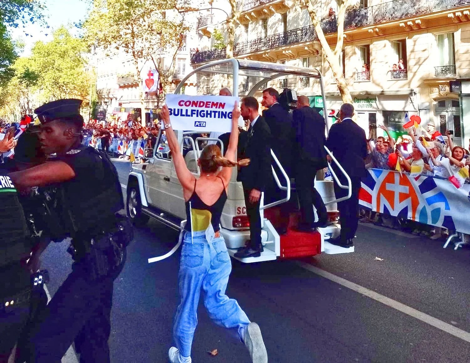Activistas de PETA irrumpen en la ruta del papamóvil en Paris para pedir a León XIV que condene la tauromaquia